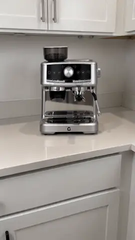 Disfruta de tus bebidas de café favoritas en tu hogar con esta práctica máquina de espresso. Incluye 20 bares de presión, molinillo integrado, tanque de agua extraíble de 1.5L y varilla de espumado para lattes y cappuccinos. Su acabado plateado se adapta a cualquier estilo de cocina. Toca para añadir al carrito y conseguir la tuya.

El rendimiento puede variar según la configuración, el entorno y el modelo.

#fyp #equipodecocina #cafeencasa #electrodomesticopractico #Moras