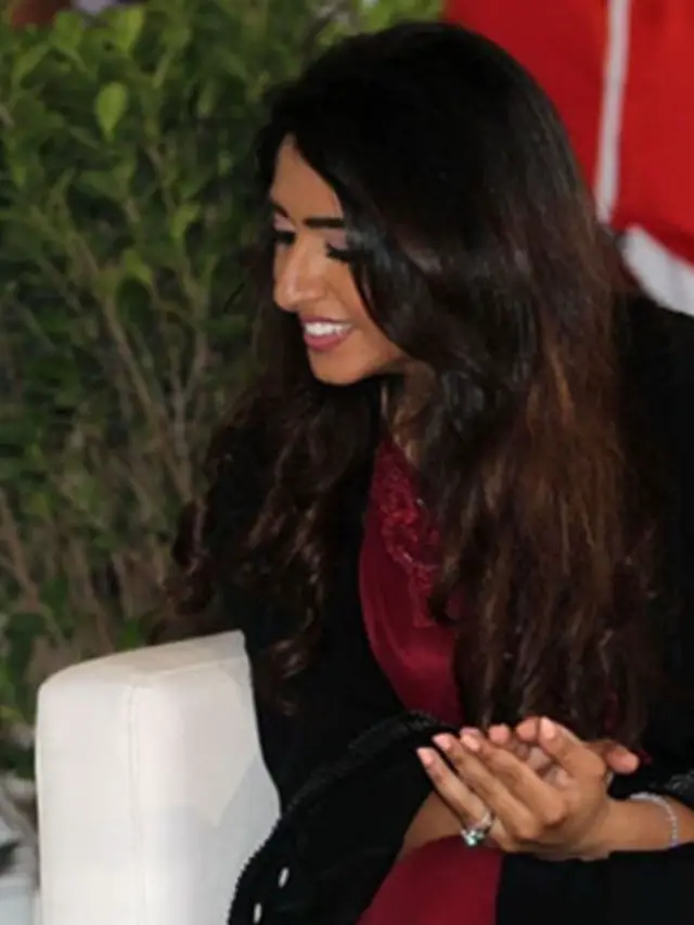 فيك الجمال الذي عن الناس يغنيني