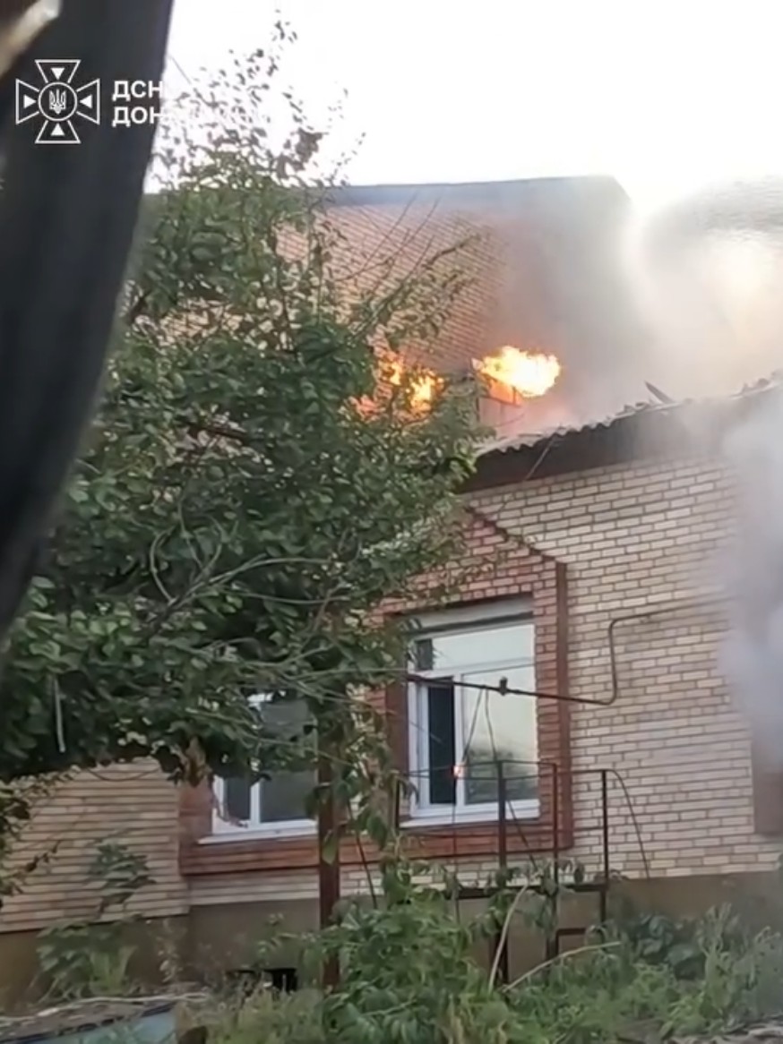 🚒 Слов’янськ: надзвичайники ліквідували три пожежі, спричинені обстрілами ⠀ Протягом минулої доби російські війська неодноразово атакували Слов’янськ Краматорського району.  Внаслідок авіаудару зазнали пошкоджень три приватні житлові будинки. На одному з подвір’їв виникла пожежа зруйнованих конструкцій будинку та сухої трави на загальній площі 100 кв. м. Надзвичайники локалізували загоряння, однак через активність ворожих дронів гасіння пожежі довелося призупинити. ⠀ Ще дві атаки FPV-дронів спричинили пожежі — горіли легковий автомобіль та господарська споруда. Рятувальники ліквідували обидві пожежі. Інформація про постраждалих не надходила. ⠀ 📹 Головне управління ДСНС України у Донецькій області #донецкаяобласть #словянськ #славянск 