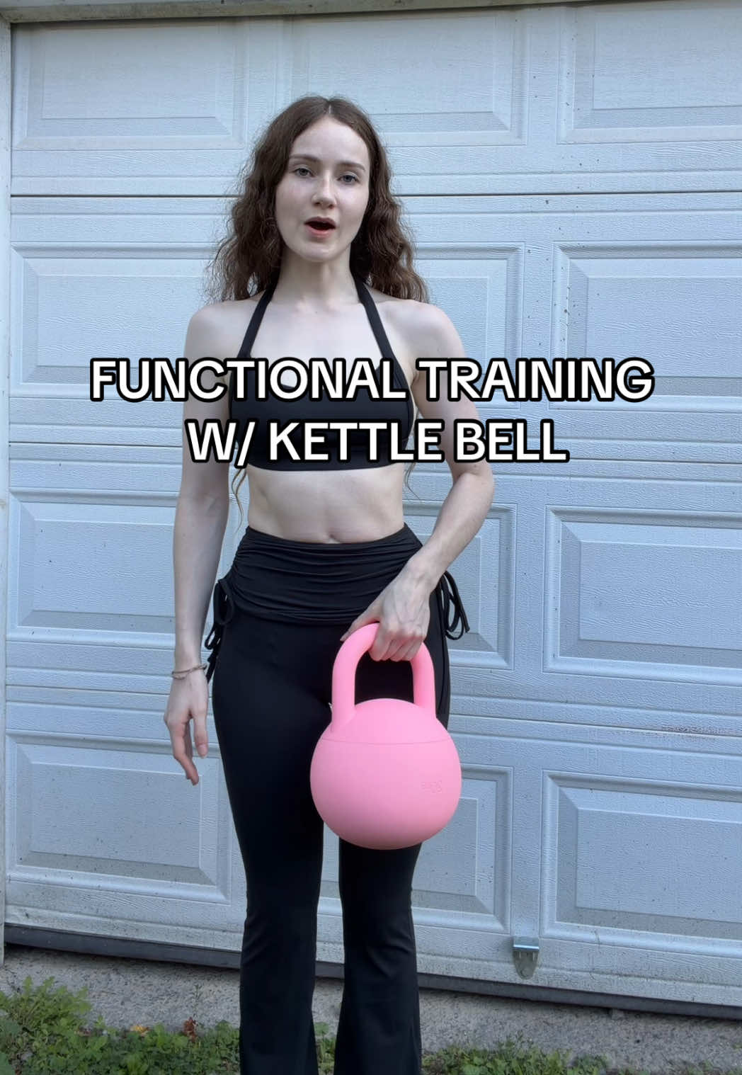 functional training using a kettle bell, whether it’s hip flexor work, a full body workout, or getting in some movement, is a great way to add some variety into your routine keeping function in mind 💞 #dreambody #hips #functionaltraining #hipflexors #athomeworkout 