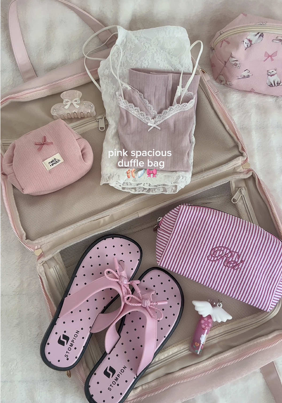 pink spacious duffle bag perfect for travels🪽💞@Mikana #dufflebag #travelbag #weekendbag #travel #mikana 