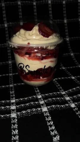 Strawberry creamy cheesecake 🍓🤤 #fyp #ktown #westlake #hollywood #sweetsnmuxhies