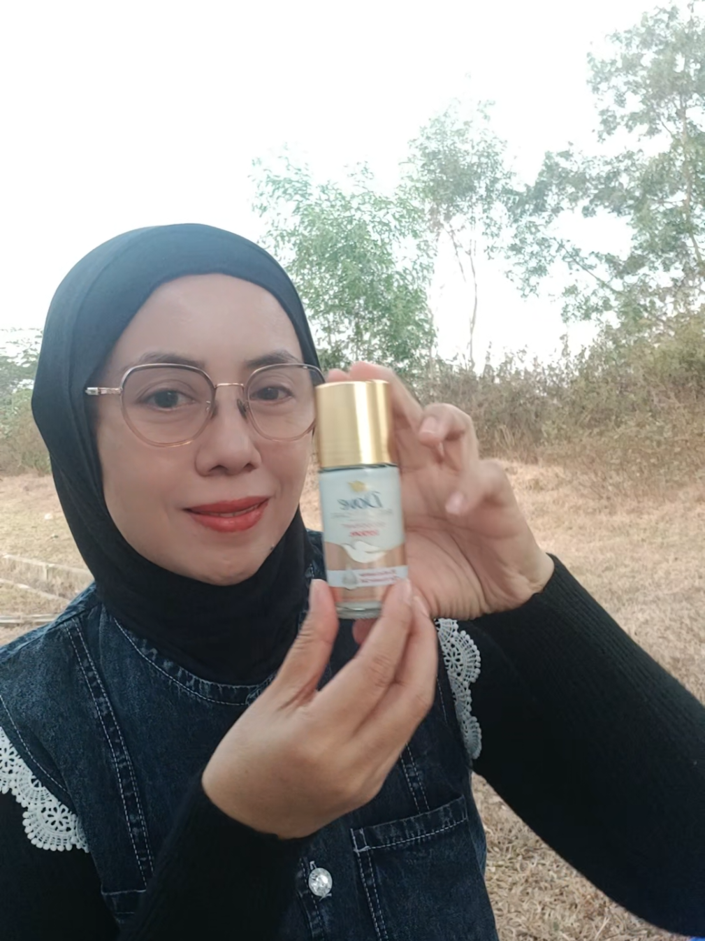 “Cobain Dove Radiant + Care Deodorant Serum! Dengan kandungan skincare dan Niacinamide, bantu merawat dan menyamarkan noda gelap di ketiak. Plus perlindungan anti-keringat hingga 48 jam. Ketiak terasa lebih halus, terawat, dan bikin makin pede!”#Dove #DoveSCLAffiliatesquad @dove.indonesia 