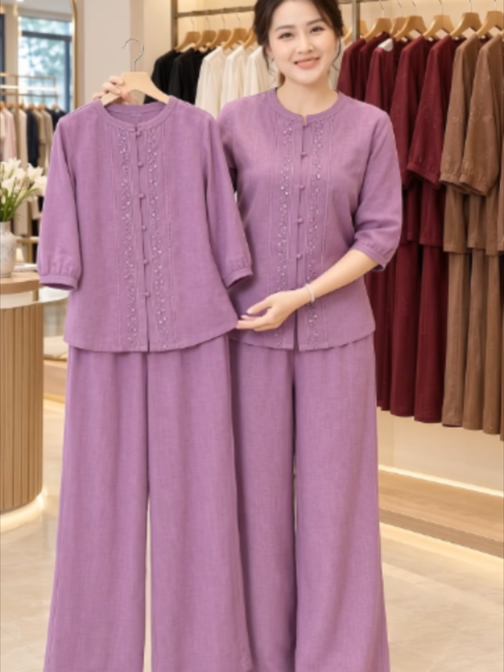 Chẳng cần níu giữ tuổi xuân, chỉ cần biết chọn cho mình một vẻ đẹp thật riêng, thật vừa vặn với tháng năm. 🤎 #thoitrangtrungnien #thoitrangu40 #thoitrangu50 #phunudep #thanhlich #tutin #macdepmoingay #setdodep #dile #dichua
