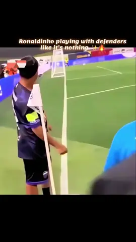 Ronaldinho playing with defenders like it’s nothing. ✨🔥 #Ronaldinho #Football #Soccer #Viral #FYP 