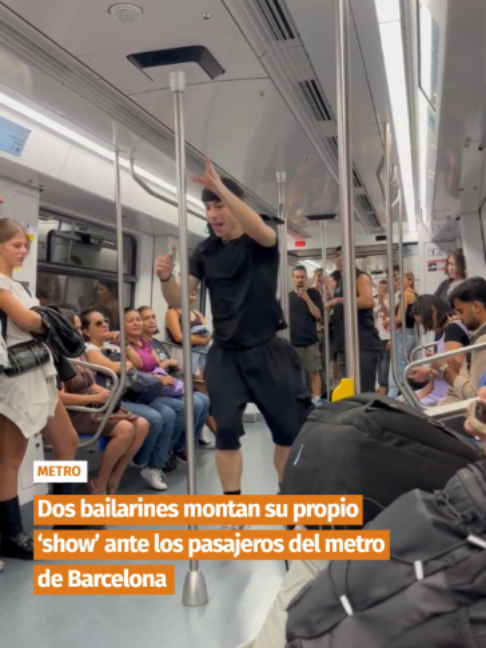 💃 Dos jóvenes han sorprendido a los pasajeros del metro de Barcelona con su propio ‘show’ de baile. Los bailarines aprovecharon uno de los pasillos de la red para mostrar su coreografía ante la mirada de los viajeros. 🚇 Durante unos instantes, el ir y venir habitual del suburbano barcelonés compartió protagonismo con los pasos de baile de la pareja. 📹 Una escena diferente que convirtió los pasillos del metro en una improvisada pista de baile.