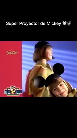 Si creciste entre finales de los 90 y principios de los 2000, seguro que recuerdas el “Super Proyector de Mickey”, un icónico juguete fabricado por Famosa que se convirtió en el tesoro de las tardes de lluvia y los fines de semana en casa. Era un juguete de manualidades y dibujo cuyo diseño compacto, coronado con las inconfundibles orejas del ratón más famoso del mundo, escondía un sistema de luces y lentes. Al encenderlo en una habitación a oscuras, reflejaba discos con diapositivas de Mickey, Minnie, Donald, Goofy y Pluto. Su principal objetivo era permitirte calcar los bordes de los personajes en un papel para que pudieras colorearlos, crear tus propios cómics y contar tus propias historias. No era solo un juguete, era una máquina del tiempo portátil que transformaba el techo o la pared de tu habitación en un lienzo lleno de magia. #2000s #nostalgia #Retro #superproyectormickey #famosa 