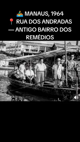 🚣‍♂️🌊 Você teria coragem de atravessar Manaus assim? 😮 Em 1964, as águas faziam parte do cotidiano de muita gente. Na região da Rua dos Andradas, no antigo bairro dos Remédios, as catraias ajudavam a ligar pessoas e lugares através das águas do igarapé dos Educandos. 👀 Ao fundo, aparece uma Manaus que já não existe mais: a antiga Usina Estrela, localizada na então Ilha de Monte Cristo. 🏙️ Hoje, muita coisa mudou… mas essas imagens revelam uma cidade onde os igarapés, as catraias e os flutuantes faziam parte da paisagem. 💭 Manaus mudou. A memória ficou. #ManausAntiga #Manaus1964 #HistóriaDeManaus #Catraias