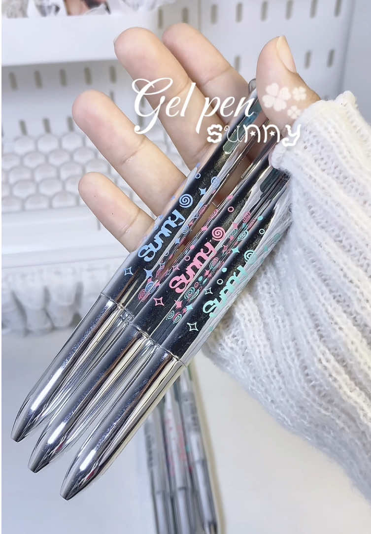 เรากดยกเซ็ตมาเลยย คุ้มมากกก  ใช้งานสะดวก 4 สีในแท่งเดียว #ปากกาเจล #pen #gelpen #ป้ายยา #เครื่องเขียน 