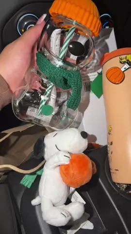 Soooo cuteeee 😍 Scored what I wanted 🎃🍂🍂 …. #starbucksxsnoopy #snoppy #starbucks #snoopyglasscup #peanuts 