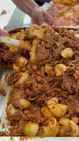 Ahogy még a gyerekek is imádják a marhahúst…🫶 Tépett marha tésztával Hozzávalók: * 1–1,5 kg kockázott marhahús, pl. marhanyak * kevés liszt (elhagyható) * 2 vöröshagyma, felszeletelve * 400 g csicseriborsó (konzerv) * 1 kisebb pohár száraz vörösbor * ½ ek fokhagymagranulátum * 1–2 ek füstölt pirospaprika * 1 ek sűrített paradicsom * kb. 1 ek só * ½ tk bors * forrásban lévő víz * 250–300 g tészta * kevés olaj Elkészítés: Egy nagy, sütőbe tehető lábasban kevés olajat forrósítunk. A marhahúst kevés lisztben megforgatjuk, majd körbepirítjuk. Amikor szép barna kérget kapott, kiszedjük és félretesszük. Ugyanabban a lábasban megpirítjuk a felszeletelt hagymát. Hozzáadjuk a sűrített paradicsomot, a csicseriborsót és a fűszereket, majd visszatesszük a húst. Röviden átkeverjük, felöntjük a vörösborral, és 2–3 percig forraljuk. Felöntjük annyi forró vízzel, hogy a húst nagyjából ellepje, majd lefedve, 160 °C-ra előmelegített sütőben kb. 2 órán át sütjük, amíg a hús teljesen omlós lesz. Amikor elkészült, a húst két villa segítségével széttépkedjük, majd visszakeverjük a szaftba. Közben a tésztát megfőzzük, majd a kész, szaftos raguhoz keverjük. #pulledbeef #tépettmarha #recept 