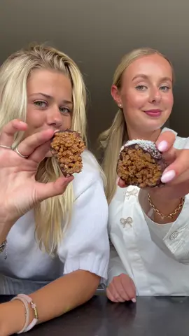 Eiwitrijke choco crispy balls! 😋🍫 Een makkelijke (en lekkere!) snack die gemiddeld zo'n 15 gram eiwit bevat! Ingrediënten - 200 gram pure chocolade (boven de 85% cacao) - 200 gram KoRo soja protein-cacao crispies - 4 grote el KoRo 100% pindakaas - 1 grote el KoRo witte amandelpasta - 3 el KoRo ahornsiroop - 3 el vanille eiwitpoeder - Snufje zeezout - Raw Organic Food kokosrasp Bereiding 1. Meng de crispies, pindakaas, ahornsiroop en amandelpasta in een grote kom. 2. Rol het mengsel tot kleine balletjes. 3. Smelt de pure chocolade au bain-marie en doop de balletjes in de gesmolten chocolade. 4. Bestrooi ze vervolgens met zeezout en kokosrasp. 5. Leg de balletjes minimaal 2 uur in de koelkast.