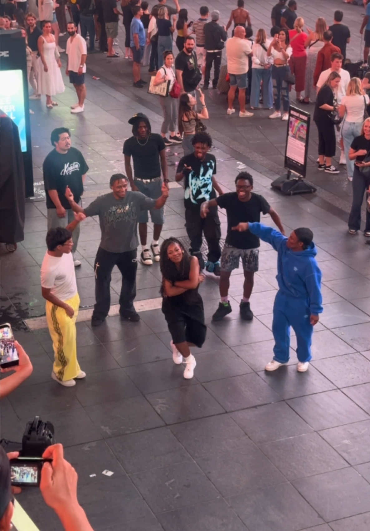 We’re all collectively buggin🔥🇺🇸x🇬🇧  Dc: @Lord Hec W/ @TJ👲 @Shafar(SJC) @Nassim🚀 @Dre_da_dancer @Ⓜ️❎3️⃣ 