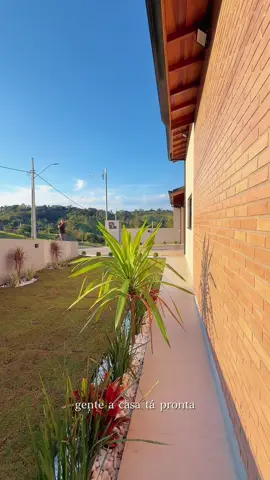 🏡 Pronta para você viver novos momentos no Condomínio Residencial Stephanie, Pinhalzinho SP 📌 A apenas 1 km do centro da cidade, essa casa une a praticidade de estar pertinho de tudo com o conforto e a tranquilidade de um condomínio fechado. E o melhor: está prontinha para receber você e sua família! ✨🌿 Destaques do imóvel: 🚗 Garagem coberta para 2 carros 🛏️ 3 suítes 🛋️ Sala ampla com vários pontos elétricos 🍖 Cozinha integrada à área gourmet com churrasqueira 🏊 Piscina com vinil à sua escolha 🌳 Deck de madeira + pomar e espaço para campinho 🏔️ Vista para as montanhas Uma casa completa, com uma área externa deliciosa e uma vista que valoriza ainda mais essa experiência. E tem um detalhe especial: você poderá escolher a cor do vinil da piscina! 🎨 💰 Investimento: R$ 1.250.000 Gostou? Chame a gente e venha conhecer de perto essa oportunidade no Residencial Stephanie! 📲