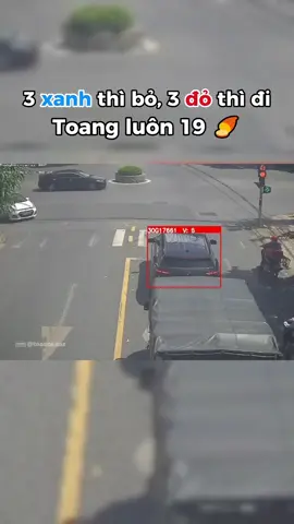 3 xanh thì bỏ 3 đỏ thì đi … 😂 #giaothong #luatgiaothong #vuotdendo #hoclaixeoto #viral 