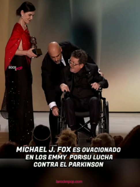 🎬❤️ Michael J. Fox recordó en los Emmy que al principio mantuvo su diagnóstico en secreto por miedo a perder su trabajo y el vínculo con el público. Pero el apoyo de la gente le hizo entender que podía seguir adelante. “Aceptar el Parkinson no significaba que tuviera que rendirme ante él.” Desde entonces, decidió defender a los pacientes y apoyar la investigación para acercarse a una cura. 🔴 ¿Qué significa para ti la historia de Michael J. Fox? . . #MichaelJFox #Parkinson #Emmys #VolverAlFuturo #larocknpop