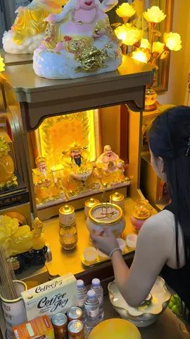 Một góc nhỏ gửi gắm thật nhiều mong cầu ❤️ Không mong điều gì quá lớn, chỉ mong gia đình luôn bình an, công việc thuận lợi, làm ăn có lộc, tiền bạc hanh thông. Mỗi ngày chăm chút ban thờ cũng là một cách nhắc mình sống tử tế, làm việc chăm chỉ và trân trọng những gì đang có. Mong cho những điều tốt đẹp cứ thế tìm đến, lộc đến vừa đủ, phúc đến dài lâu, gia đạo luôn ấm êm. 🙏✨