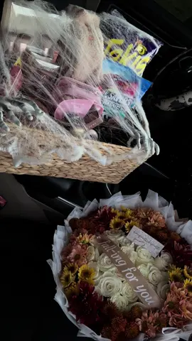 fall bouquet + boo basket for your loved one 🥹🫰🏻🤎🍂🧺 follow & dm 2 order @bouquetssbynatt #fallbouquet #boobasket #fyp #viral #dfwflorist 