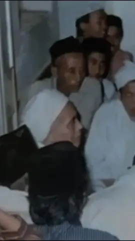 KH. Abdul Hamid Pasuruan (lahir dengan nama Abdul Mu’thi, Lasem, 22 November 1914 – wafat di Pasuruan, 25 Desember 1985) adalah ulama karismatik asal Jawa Timur yang dikenal luas dengan sebutan Mbah Hamid Pasuruan. Ia merupakan pendakwah dan pengasuh Pondok Pesantren Salafiyah Pasuruan yang berpengaruh di kalangan Nahdlatul Ulama dan umat Islam Nusantara.  LATAR BELAKANG DAN PENDIDIKAN : Abdul Hamid lahir di Dukuh Sumurkepel, Desa Sumber Girang/Sumber Gerang, Lasem, Rembang, Jawa Tengah, dalam keluarga ulama. Ayahnya bernama KH Abdullah bin KH Umar dan ibunya Nyai Raihanah binti KH Shiddiq. Lingkungan keluarga yang religius menjadikannya akrab dengan tradisi pesantren sejak kecil.  Ia menempuh pendidikan di berbagai pesantren ternama, antara lain: Pesantren Talangsari, Jember Pesantren Kasingan, Rembang, Jawa Tengah Pesantren Termas, Pacitan, Jawa Timur Perjalanan intelektual dan spiritual di berbagai pesantren ini membentuknya sebagai ulama yang dikenal tawaduk, zuhud, dan kuat dalam disiplin ibadah.  PENGABDIAN DI PASURUAN : Pada sekitar awal 1950-an, KH Abdul Hamid menetap di Pasuruan dan kemudian dipercaya menjadi pengasuh Pondok Pesantren Salafiyah Pasuruan (sekitar 1951). Di pesantren inilah namanya semakin masyhur sebagai kiai yang alim, penyabar, dan dekat dengan masyarakat. Pesantren Salafiyah berkembang menjadi salah satu pusat pendidikan Islam penting di Pasuruan dan sekitarnya.  Selain mengasuh santri, beliau aktif membimbing masyarakat melalui pengajian, nasihat, dan bimbingan spiritual. Di kalangan santri dan jamaah, KH Abdul Hamid dikenal sebagai figur wali Allah yang kehidupannya sederhana, namun penuh dengan keteladanan. Banyak kisah tentang karamah beliau yang tersebar secara lisan di tengah masyarakat, sehingga ia dijuluki sebagian orang sebagai “Ulama Sejuta Karomah”.  W4FAT : KH Abdul Hamid wafat pada 25 Desember 1982 dan dimakamkan di Pasuruan. Makamnya hingga kini menjadi salah satu tujuan ziarah penting di Jawa Timur, diziarahi santri, ulama, dan masyarakat umum yang ingin mendoakan sekaligus mengenang jasa-jasa beliau dalam dakwah dan pendidikan Islam. #mbahhamidpasuruan  #khabdulhamidpasuruan  #ulama  #ulamaindonesia  #ulamanusantara 