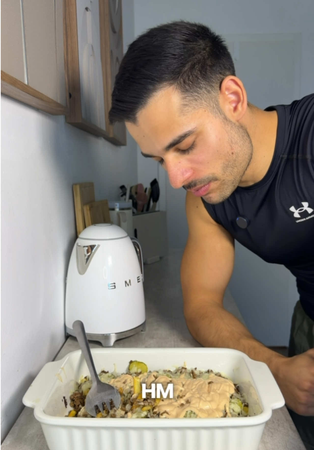 Big Mac Auflauf mit 108g Protein 🍔🍟➡️ Wenn du Bock auf Big Mac und Pommes hast, aber trotzdem auf deine Nährwerte achten möchtest, solltest du den ausprobieren👀 Super einfach gemacht und direkt 2 ordentliche Portionen🤝🏼 *Unbezahlte Werbung Zutaten für 2 Portionen: • 400g Pommes Feinschnitt –  von Rewe (ja!)(deutlich weniger Kalorien & Fett als viele andere TK-Pommes👀) • 400g fettreduziertes Rinderhackfleisch • 70g TK Zwiebelwürfel • 80g Light Käse / Finello High Protein • 40g Burger Gurken oder normale Gewürzgurken • Gewürze nach Wahl (ich nutze Hackmeister von Aldi – günstig & schmeckt🤝🏼) Für die Big-Mac-Soße: • 50g griechischer Joghurt 2% • 40g Miracle Whip Balance • 20ml Light Ketchup • 8g Senf • Etwas Gewürzgurkenwasser 💪🏼 Nährwerte pro Portion: • ca. 663 kcal • 54g Protein • 49g Kohlenhydrate • 27g Fett Zubereitung: • Pommes nach Packungsanweisung im Airfryer oder Ofen zubereiten – Salz/Pommesgewürz  nicht vergessen… • Rinderhack mit den Zwiebeln anbraten und nach deinem Geschmack würzen. • Für die Big Mac Soße einfach Joghurt, Miracle Whip, Ketchup, Senf und etwas Gewürzgurkenwasser verrühren. • Danach alles wie im Video in eine Auflaufform schichten, mit dem Light Käse toppen und für ca. 10–12 Minuten bei hoher Temperatur mit Ober-/Unterhitze in den Ofen geben, bis der Käse geschmolzen ist. • Zum Schluss die Big Mac Soße darüber verteilen und fertig😋 Speicher dir das Rezept ab & folg mir @nedimadel für mehr schnelle und einfache High Protein Rezepte🫶🏻 #highprotein #fettverlust #diät #abnehmen #kaloriendefizit 