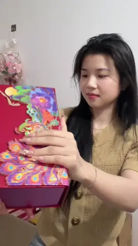 Hôm nay trời mưa, tóc bết cô ấy bị ốm không nói được , nhưng nhận được quá tr tình iu thương