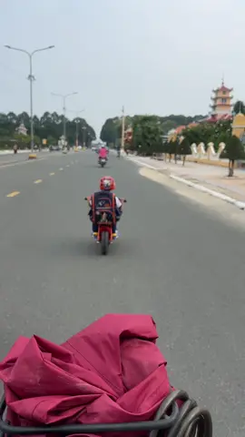 cái cặp bự hơn ảnh chậy xe giỏi ghê
