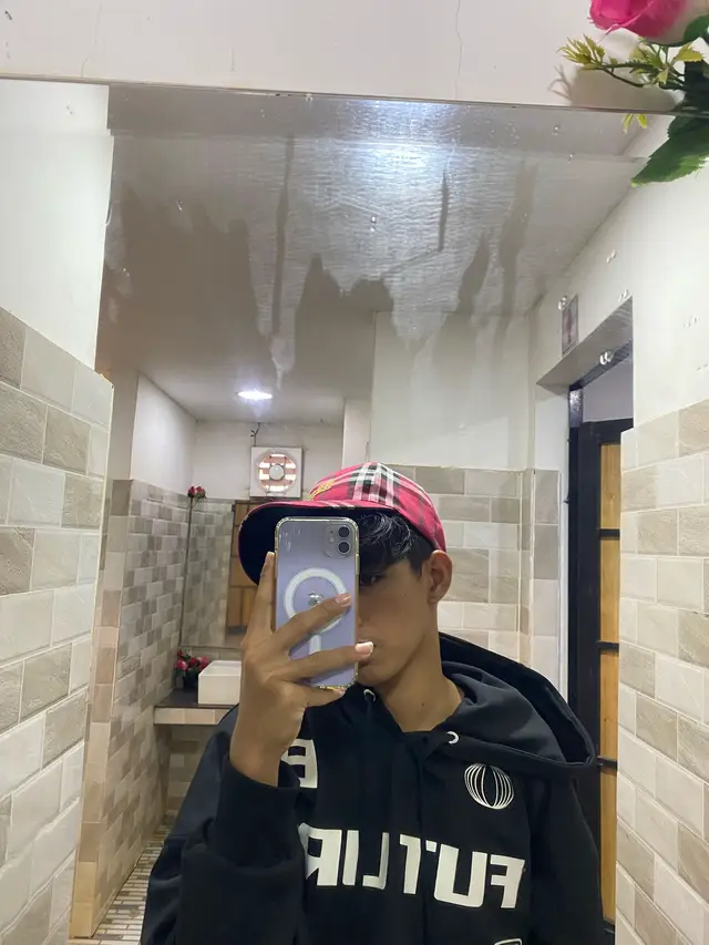 I want to be in love, but there's no one to love me.🥺🥹