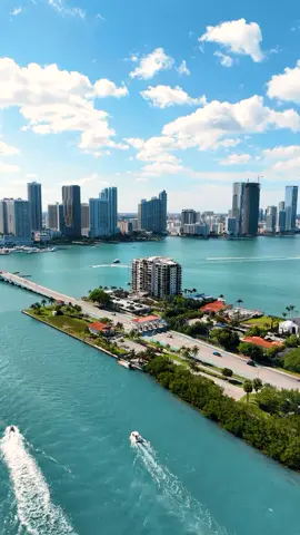 Miami Beach está entrando direto em Vice City 🌴🔥 Neste outono, Miami Beach vai se juntar à @rockstargames para trazer o mundo de Vice City de @grandtheftauto6 para a vida real, transformando a praia em uma experiência inspirada em GTA que você vai ter que ver para crer. 🎬🌴 Vice City não é mais apenas um jogo... está chegando a Miami Beach. 🚁: @marktave Siga-me para mais conteúdo como este 🎮😎 #gta6 #rockstargames #fyp #gtacommunity #viral 