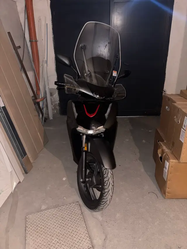 Vendo sh 150 sport 2026 5 mesi di vita completo di tutto no perditempo km 4300 originali tagliandato honda