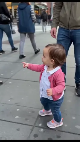 “The Violin Suddenly PLAYED! 🎻😂” #️⃣: #ToddlerLife #ViolinMaker #LivingStatue #CuteReaction #FunnyToddler #NewYorkCity #ViralVideo