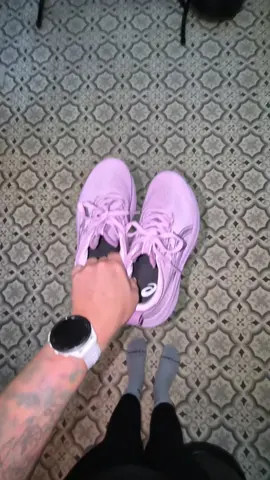 A slower runner. A shorter run. And absolutely no guilt about either. 🏃‍♀️😂 I had to squeeze this one in before the school/work chaos started — getting the kids ready, getting myself ready, finding everyone’s shoes, bags, breakfast… you know the drill. 😅 So instead of thinking “I haven’t got time for a proper run”, I went for the time I had. No worrying about pace. No chasing a PB. Just an easy run and getting out the door. Because sometimes 20 minutes is better than no run at all. 🤍 #SlowRunner #MumRunner #RunningJourney #RealLifeRunning #EasyRun