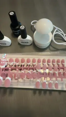 Uñas hermosas desde casa 💅✨ Este kit de press on trae diferentes tamaños lámpara mini y todo lo necesario para lograr un manicure bonito y fácil 💗 Ideal para principiantes y para ahorrar tiempo en el salón 😍 #PressOnNails #UñasPressOn #UñasBonitas #TikTokShop #ManicureEnCasa