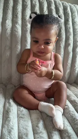 she loves her snacks 😂😍 #kamanisaunae #girlmom #gerberbaby 