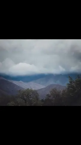 I am so in love with these dark, stormy clouds. This is seriously my kind of weather. There’s just something about a sky like this that I love. 😍 #StormySkies #MoodyLandscape #MountainPhotography #CloudLover #mountainviewsbusiness
