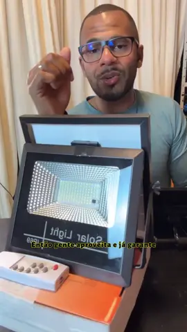 (OFERTA DA LIVE)Refletor Led Solar IP67 Holofote Com Placa Solar Separada, Bateria Interna Recarregável, à Prova D'água, Controle Remoto, Iluminação Automática Sensor de Luz, Instalação Simples Sem Fio, Luminária Solar Resistente Para Jardim, Quintal, Muro, Pátio e Demais Áreas Externas,solar