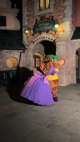 Aren’t Perla en GusGus not the cutest dancers? ✨ A little dance, a little Cinderella magic, and the sweetest moment shared between Gus Gus & Perla. ✨ Annual Pass Party 11/09/2026 🎀 One of the special Disneyland Pass experiences! 🧡 #disney #disneylandparis #dlp #cinderella #fyp  @Disney @Disney Parken Nederland @Disneyland Paris ✨ @Disney NL & BE @Disney Parks 
