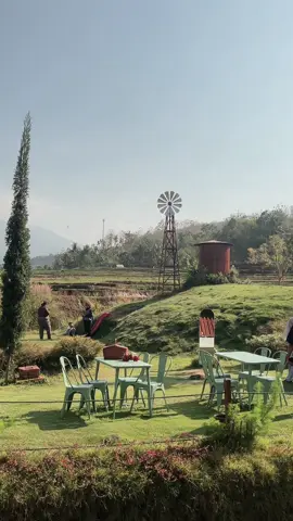 Sejenak meninggalkan rutinitas untuk menikmati suasana baru, berbagi cerita, dan mengisi kembali energi bersama. Perjalanan ini bukan hanya tentang bersenang-senang, tetapi juga tentang mengambil jeda, mempererat kebersamaan, dan membawa pulang semangat baru untuk terus berkembang. Because sometimes, taking a break is also part of growing. 🌿 #kalenansawahan #kalenancafesawahan #kalenancafe #nganjuk24jam #aslinganjuk 