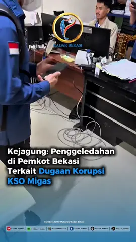 Kepala Pusat Penerangan Hukum (Kapuspenkum) Kejaksaan Agung, Anang Supriatna, membenarkan tim Penyidik Pidana Khusus (Pidsus) telah melakukan penggeledahan di sejumlah kantor Pemerintah Kota (Pemkot) Bekasi, Kamis (17/9/2026). Anang menjelaskan, penggeledahan tersebut dilakukan untuk menyelidiki dugaan tindak pidana korupsi terkait penyimpangan tata kelola PT Minyak dan Gas Bumi (Perseroda) Kota Bekasi dalam Kerja Sama Operasi (KSO) dengan PT Pertamina EP periode 2009 hingga 2024. “Tim Penyidik pada Jaksa Agung Muda Bidang Tindak Pidana Khusus (JAM Pidsus) telah melakukan serangkaian tindakan penyidikan terkait dugaan tindak pidana korupsi penyimpangan tata kelola PT Minyak dan Gas Bumi (Perseroda) Kota Bekasi dalam Kerja Sama Operasi (KSO) dengan PT Pertamina EP tahun 2009 s.d. 2024,” ujar Anang dalam keterangan resmi yang diterima Radar Bekasi. Ia menyebut, sejak pukul 14.00 WIB hingga berita ini ditulis, tim penyidik masih melakukan penggeledahan di enam titik. Lokasi tersebut yakni Kantor Sekretariat Daerah Kota Bekasi, Kantor Bagian Hukum Sekretariat Daerah Kota Bekasi, Kantor Perseroda PT Minyak dan Gas Bumi Kota Bekasi, Kantor Foster Oil & Energy Pte. Ltd. Sampoerna Strategis di Sudirman, Jakarta, Kantor Dinas Lingkungan Hidup Kota Bekasi, serta Badan Pendapatan Daerah Kota Bekasi. #radarbekasi #radarcikarang #beritabekasi #pemkotbekasi  