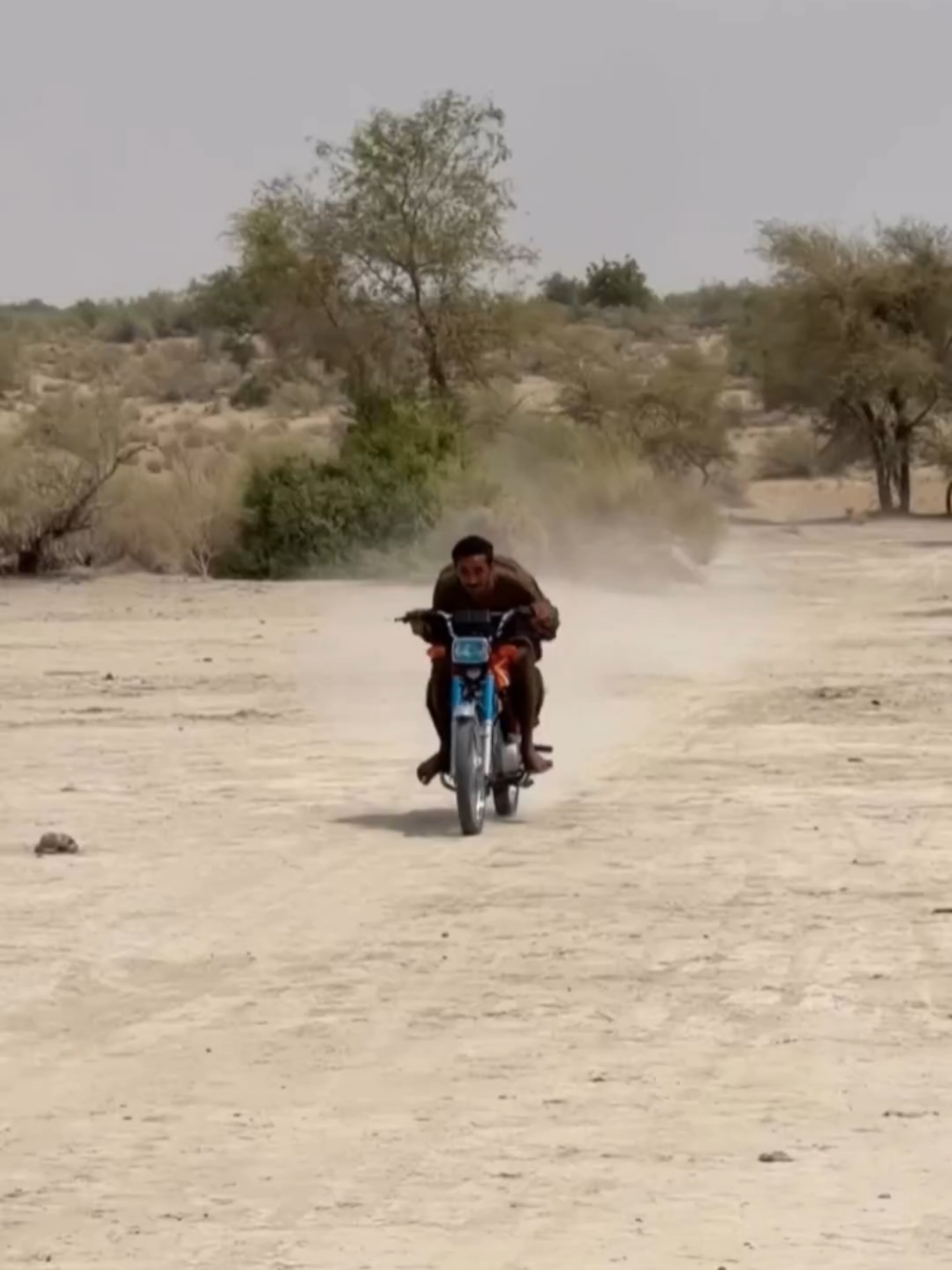 Motor yang sangat populer di Pakistan ini ternyata bukan hanya digunakan sebagai kendaraan sehari-hari. Mulai dari perawatan ban, menghadapi banjir, mengangkat beban dengan sistem katrol, sampai menaklukkan tanjakan—motor ini benar-benar serbaguna. 🏍️🔥 #Tech #faktaunik #technology #viralvideo #fyp 