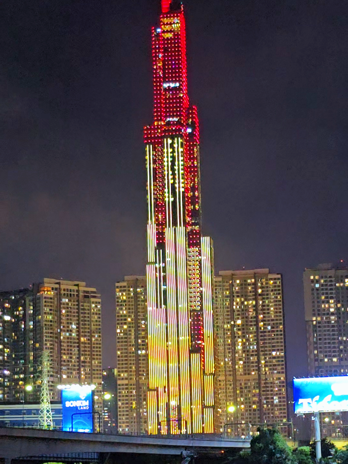View Ngắm Toàn Cảnh Landmark81 Từ Sông Sài Gòn😍#traveltiktok #saigon #landmark81 #view #top 