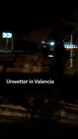 Schwere Unwetter in Spanien haben in den Regionen Valencia und Barcelona zu Überschwemmungen und Verkehrsbehinderungen geführt. Ein Mann kam ums Leben, nachdem sein Auto von den Wassermassen mitgerissen worden war. In einigen Gebieten fielen innerhalb weniger Stunden bis zu 100 Liter Regen pro Quadratmeter. Flüge wurden gestrichen, Straßen überflutet, und ein Fußballspiel abgesagt. In der Region Valencia ereignete sich im Oktober 2024 eine der größten Flutkatastrophen in der Geschichte Spaniens. #news  #nachrichten #spanien #valencia