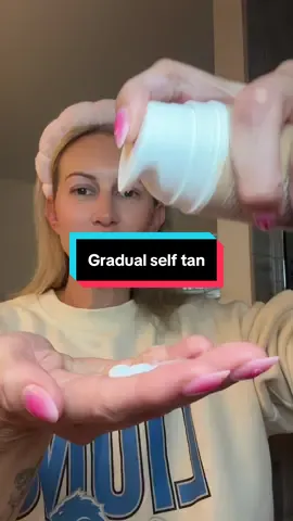 The prettiest gradual tan for your face shouldn’t have to be complicated. This is what I use all winter long! @Peta Jane Beauty #petajanegradualselftan #selftan #selftanner #tanningmoisturiser 
