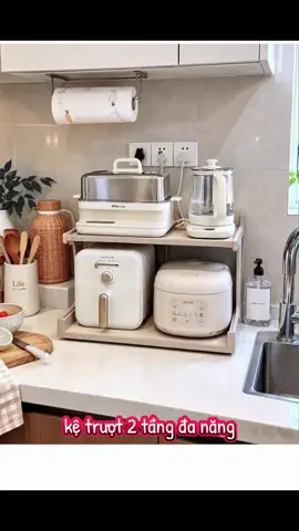 Kệ 2 tầng thiết kế ray trượt xịn xịn, kéo ra nấu cơm – đẩy vào gọn gàng, không lo hơi nước làm hỏng tủ bếp. Nhìn thôi đã thấy mê rồi!