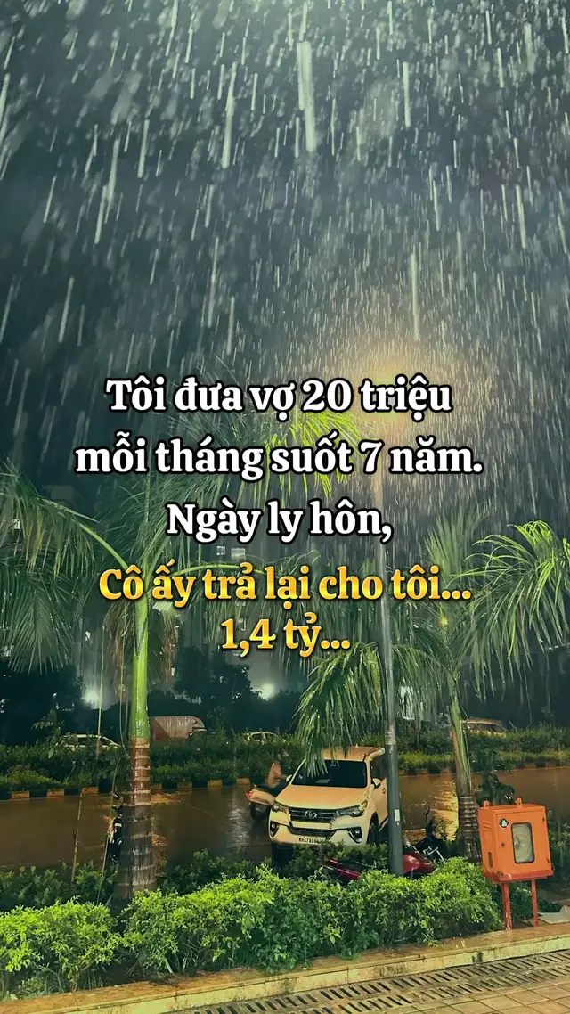 Suốt 7 năm kết hôn, tháng nào tôi cũng chuyển cho vợ 20 triệu. Tôi luôn nghĩ mình là một người chồng có trách nhiệm. Tiền nhà, tiền điện, học phí của con… tôi chưa từng để vợ phải hỏi. Tôi làm việc từ sáng đến tối. Có hôm về đến nhà thì vợ con đã ngủ. Tôi vẫn tự nhủ: “Mình vất vả thế này cũng chỉ vì gia đình.” Cho đến ngày cô ấy đặt đơn ly hôn trước mặt tôi. Tôi không níu kéo. Nhưng trước khi rời đi, cô ấy đặt thêm một chiếc hộp lên bàn. Bên trong là những cọc tiền. 1,4 tỷ. Tôi chết lặng. “Tiền ở đâu ra?” Cô ấy đáp: “Tiền anh đưa em suốt 7 năm.” Tôi nhìn cô ấy: “7 năm qua em không tiêu tiền anh đưa à?” “Có.” “Bao nhiêu?” “Khoảng 280 triệu.” Tôi càng không hiểu. “Thế còn từng ấy tiền… sao em không dùng?” Cô ấy im lặng rất lâu rồi nói: “Vì phần lớn những lúc em thực sự cần anh… tiền không giải quyết được.” Tôi không nói được gì. Cô ấy bắt đầu kể. Ngày con sốt gần 40 độ, cô ấy gọi tôi 6 cuộc. Tôi đang gặp khách nên nhắn: “Em đưa con đi viện trước đi. Anh chuyển tiền rồi.” Ngày bố cô ấy nhập viện, tôi đang công tác. Tôi chuyển thêm 10 triệu. Sinh nhật cô ấy năm đó, tôi quên. Nửa đêm nhớ ra, tôi chuyển 5 triệu và nhắn: “Mai mua gì em thích nhé.” Kỷ niệm ngày cưới… Tôi lại chuyển tiền. Cứ như thế. Mỗi lần gia đình cần tôi, tôi đều có một cách rất nhanh để giải quyết: Chuyển tiền. Tôi hỏi: “Vậy 280 triệu em đã tiêu vào đâu?” Cô ấy nhìn tôi: “Vào những lần em phải tự giải quyết những việc mà trước khi lấy chồng… em từng nghĩ mình sẽ có chồng bên cạnh.” Câu nói ấy khiến tôi không thể nhìn thẳng vào cô ấy. 7 năm qua, tôi chưa từng để vợ thiếu tiền. Nhưng cũng suốt 7 năm ấy… cô ấy đưa con đi viện một mình. Ngồi ngoài phòng cấp cứu của bố một mình. Ăn sinh nhật một mình. Dỗ con ngủ một mình. Và có lẽ đã khóc rất nhiều lần… cũng một mình. Trước khi bước ra khỏi cửa, cô ấy nói: “Em chưa từng cần một người chỉ nuôi em. Em cần một người sống cùng em.” Cánh cửa đóng lại. Trên bàn vẫn là 1,4 tỷ tôi từng nghĩ chính là bằng chứng mình đã làm tròn trách nhiệm của một người chồng. Đến ngày hôm đó tôi mới hiểu: Tôi đã kiếm tiền cho gia đình suốt 7 năm… nhưng lại vắng mặt trong chính gia đình mà mình cố gắng nuôi. Tiền rất quan trọng. Nhưng đừng để một ngày người mình thương có đủ mọi thứ bạn mua được bằng tiền… chỉ thiếu mỗi bạn. Nếu tối nay người ấy vẫn đang ngồi bên cạnh, hãy đặt điện thoại xuống một chút. Có những người không cần chúng ta kiếm thêm cho họ thật nhiều. Họ chỉ cần chúng ta có mặt. #xh #fyp #ynghia 