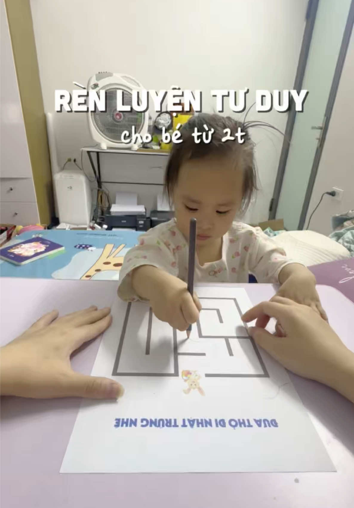 Nay bố cháu dọn dẹp ở dưới vì mẹ cháu bày, nên cháu ngồi trên giường làm nè. Tự dưng thích nối mê cung cơ hahaa, hnay mẹ cháu đưa thêm tư duy phân loại nữa #hoclieu #hoclieuchobe #hoclieuchobe2tuoi #mevabe #mehydaily 