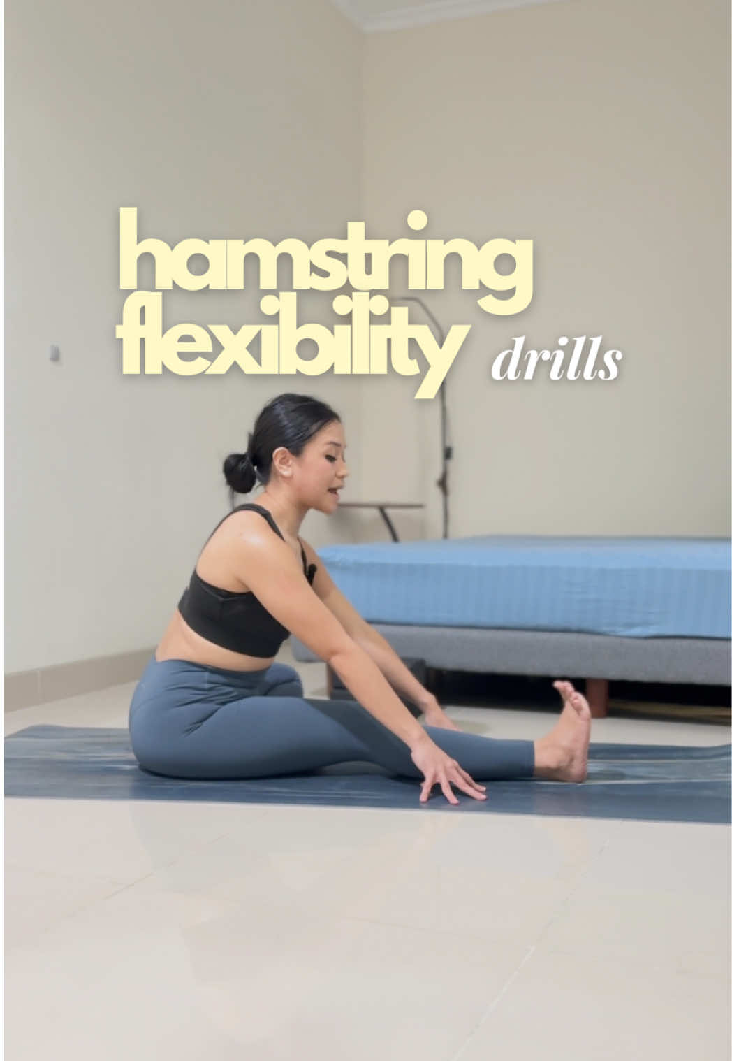 Pokoknya kalo mau hamstring fleksibel, make sure PUNGGUNGNYA GA ROUNDING. Jangan maksain kepala kena ke lutut dulu kalau punggungnya masih rounding. Gaze to the toes, always! 🤗 #yoga #yogatutorial 