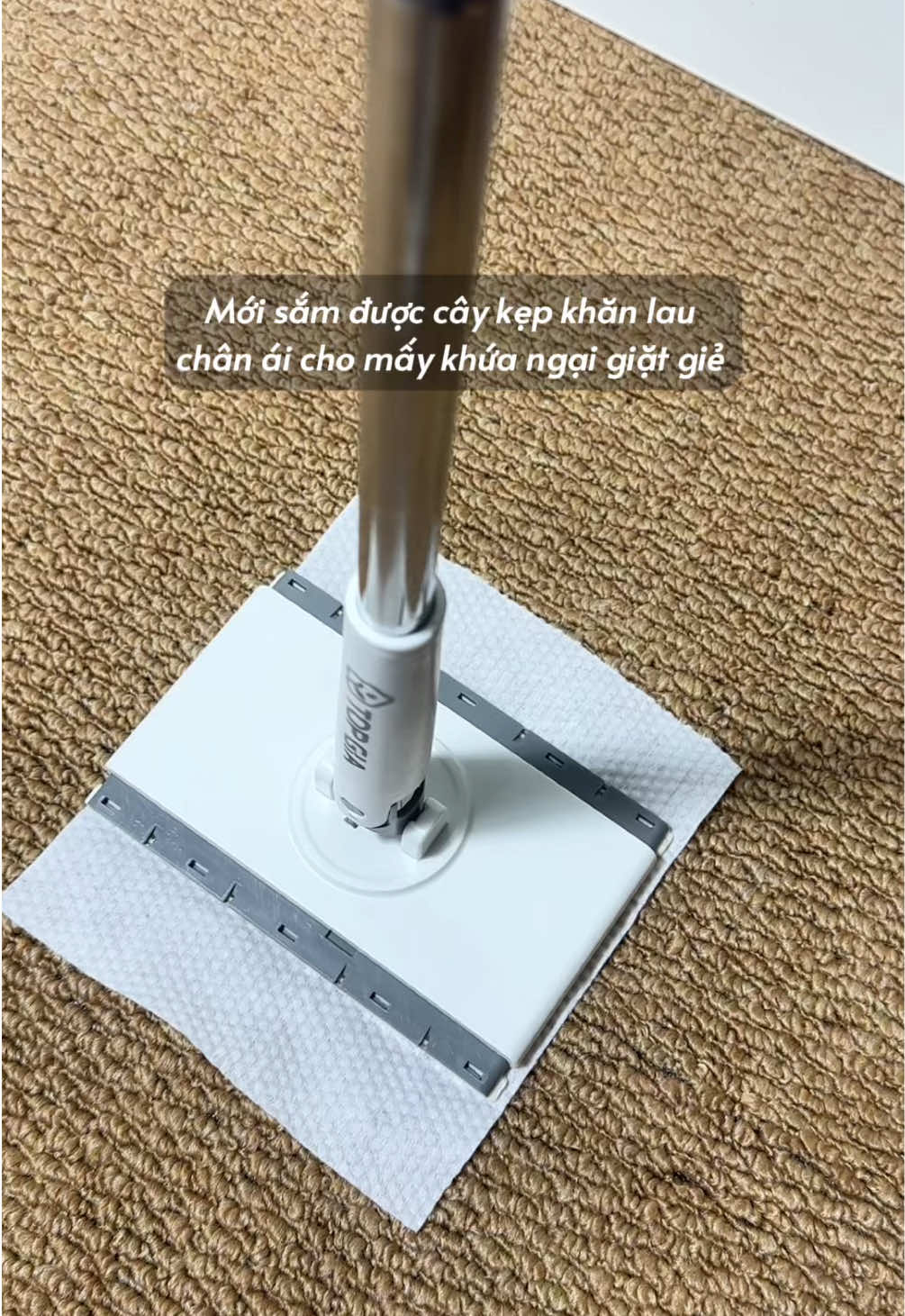 Mới sắm được cây kẹp khăn lau  chân ái cho mấy khứa ngại giặt giẻ  #topgia #caylaukepkhan 