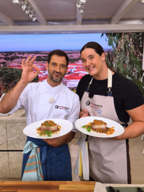 Hoy he preparado con Paula Leitón (@paulawp3) un bonito con compota de cebolla, un plato espectacular.🔥 📝 Ingredientes (2 personas) 2 medallones de bonito 4 cebolletas 8-10 nueces 2 tomates 50 g de guindillas de Ibarra en conserva 1 trufa negra pequeña 2 dientes de ajo 3 chalotas 100 ml de jugo de trufa 45 ml de vinagre de Jerez Aceite de oliva virgen extra Sal y sal Maldon Perejil 👨‍🍳 Paso a paso: 1️⃣ Pocha las cebolletas cortadas en juliana a fuego suave durante al menos 35 minutos, hasta que queden muy tiernas y caramelizadas. Añade las nueces picadas y cocina unos minutos más. 2️⃣ Prepara la vinagreta mezclando el tomate, las guindillas, el ajo, las chalotas y la trufa picados. Añade el jugo de trufa y el vinagre y emulsiona con aceite de oliva. Termina con perejil. 3️⃣ Marca los medallones de bonito en una sartén con aceite, únicamente por un lado, hasta que queden dorados. El otro lado debe quedar rosa y jugoso. 4️⃣ Calienta la compota de cebolla en la misma sartén y sirve sobre los platos. Coloca encima el bonito por el lado rosa y acompaña con la vinagreta. 5️⃣ Termina con unas escamas de sal Maldon y perejil. 💡 Consejo: no cocines el bonito por los dos lados. La clave está en dorarlo bien por fuera y dejar el interior rosa y jugoso. Y si preparas la vinagreta unos 20-30 minutos antes, los sabores se integrarán mucho mejor. Dadle mucha caña a esta receta. 🤙