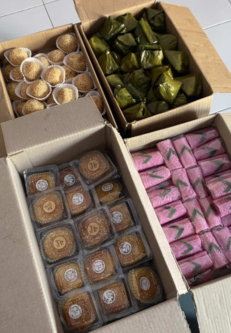 Dadar gulung, roti kelapa, onde onde, mendut Mau order? Chat nomor yang ada di bio ya🥰 #wuluhanjember #ambulujember #Dapurku #fyp 