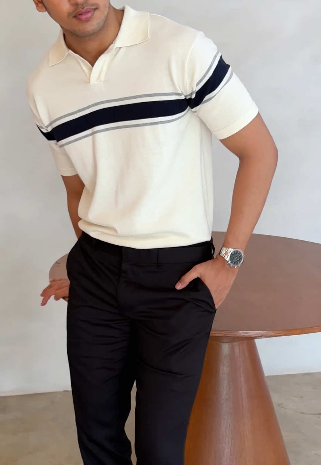Knit polo yang bikin look kelihatan effortless tapi tetap rapi 👀 #smithberlin #knitpolo #polomen #polopria #mensfashion 